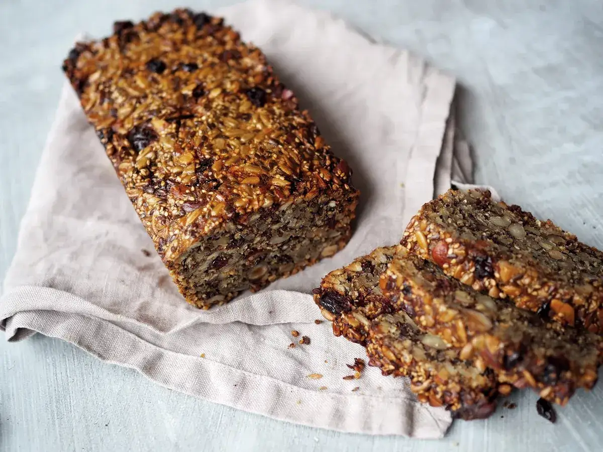 Nyttigt och gott glutenfritt bröd med massor av frön och nötter. Perfekt att baka själv!