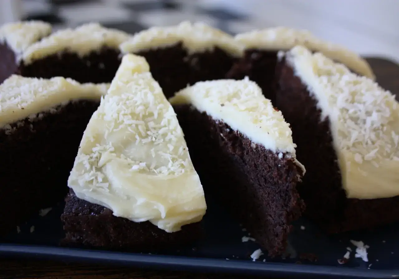M&ouml;rka chokladkaksskivor med vit glasyr och kokosflingor. Ett perfekt chokladkaka recept f&ouml;r fikat.