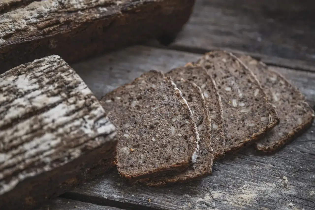Skivat mörkt bröd med frön, perfekt för ett gott kavring recept.