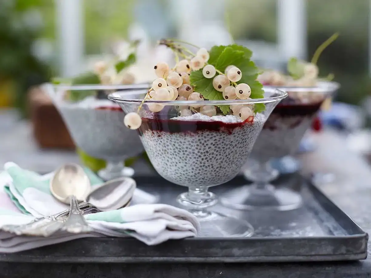 Chiapudding recept med vita vinbär och en hint av bärsås. En frisk och lätt dessert.