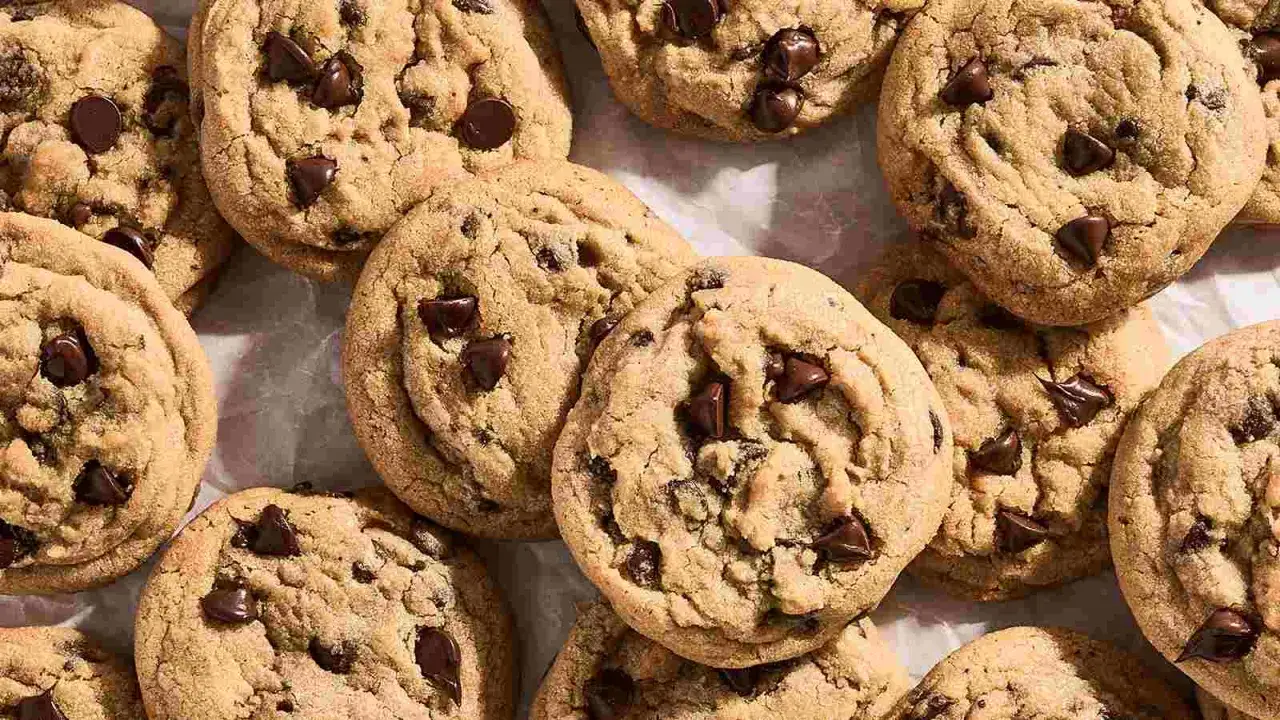 En hög med nybakade chocolate chip cookies, perfekta för ett enkelt recept.
