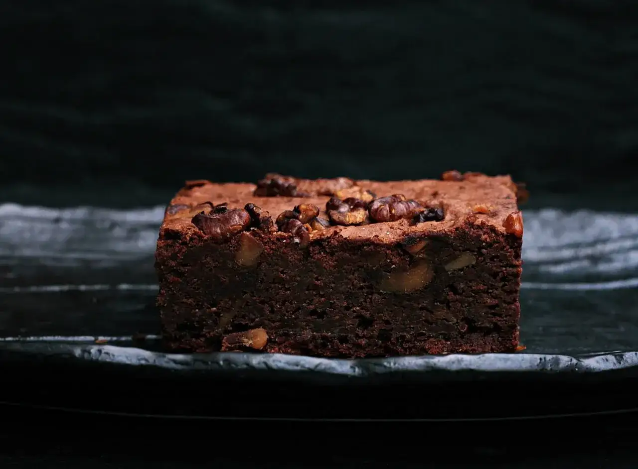 En saftig chokladbrownie med valnötter, perfekt för ett enkelt brownies recept.