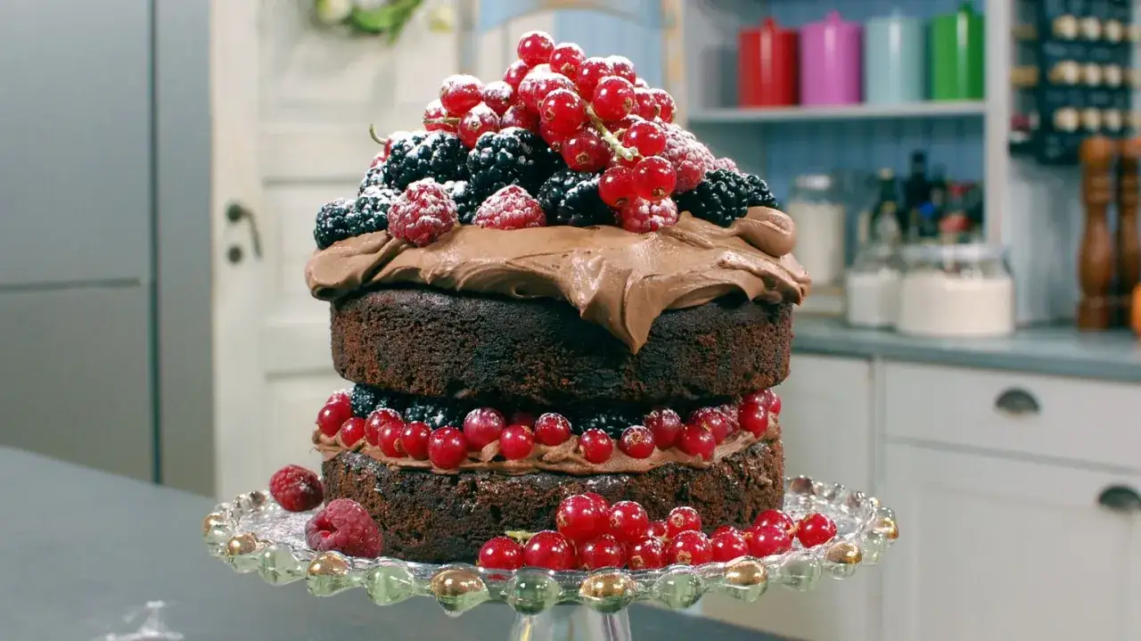 En härlig chokladtårta med bär och chokladfrosting, perfekt för barnkalas.