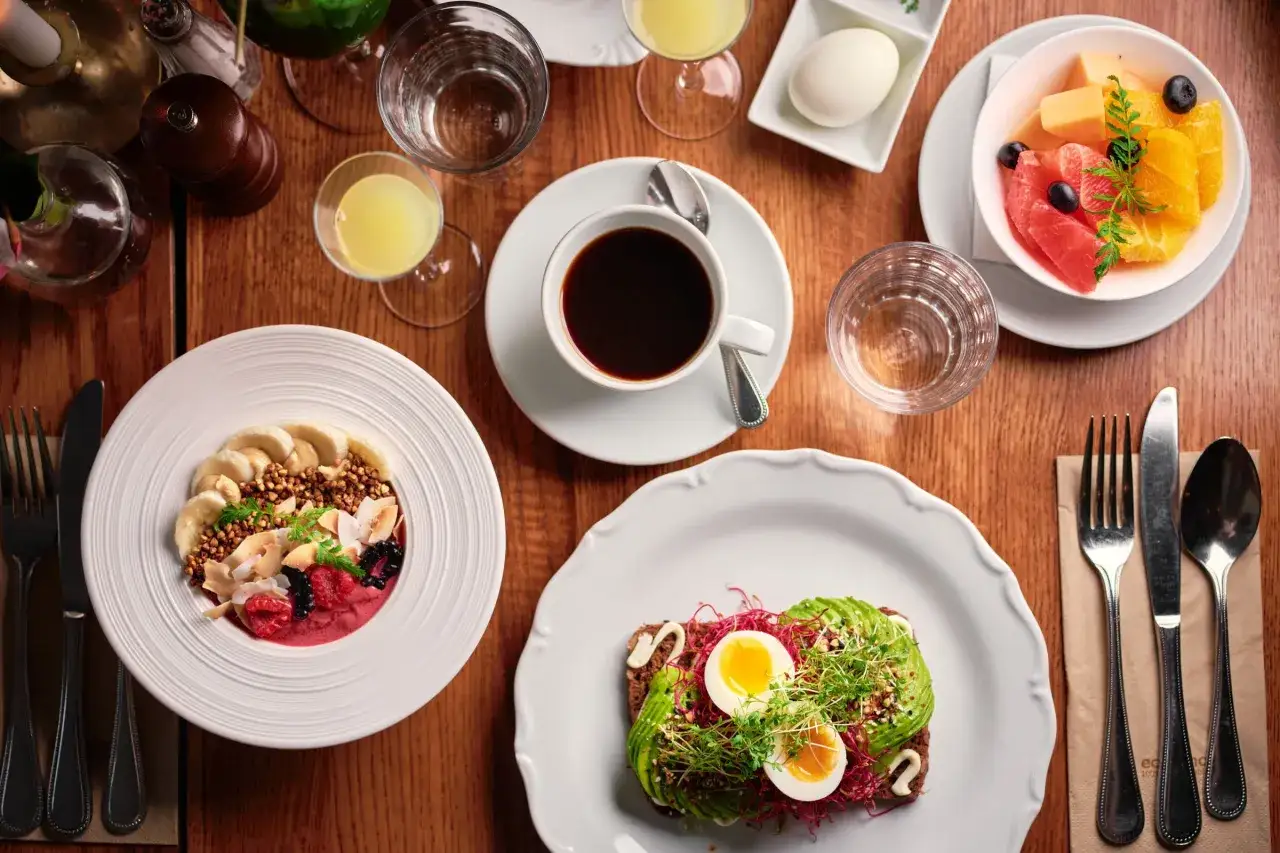 En härlig frukost med smoothie bowl, avokadomacka, frukt och kaffe. Perfekta frukost tips för en energifylld start på dagen.