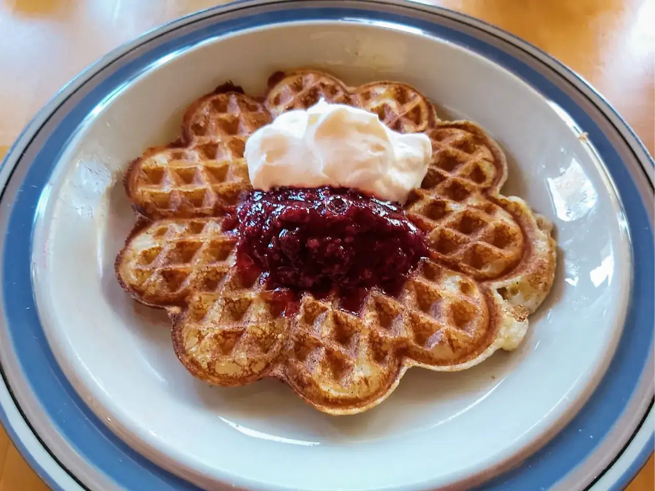 En hj&auml;rtformad v&aring;ffla med sylt och gr&auml;dde. Perfekt f&ouml;r att v&auml;rma v&aring;fflor i ugnen f&ouml;r en mysig fika.