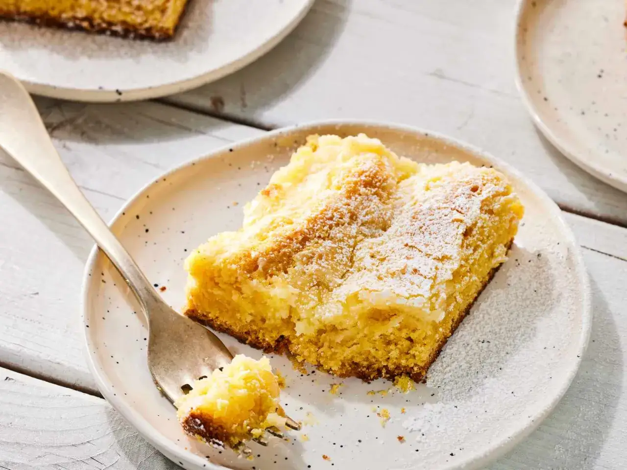 En saftig bit sockerkaka, perfekt att baka med flytande margarin. Pudrad med florsocker och redo att avnjutas med en gaffel.