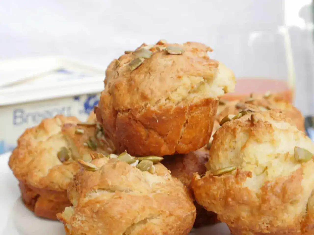 Gyllene scones i muffinsform, toppade med pumpafrön. Perfekta för en mysig fika.