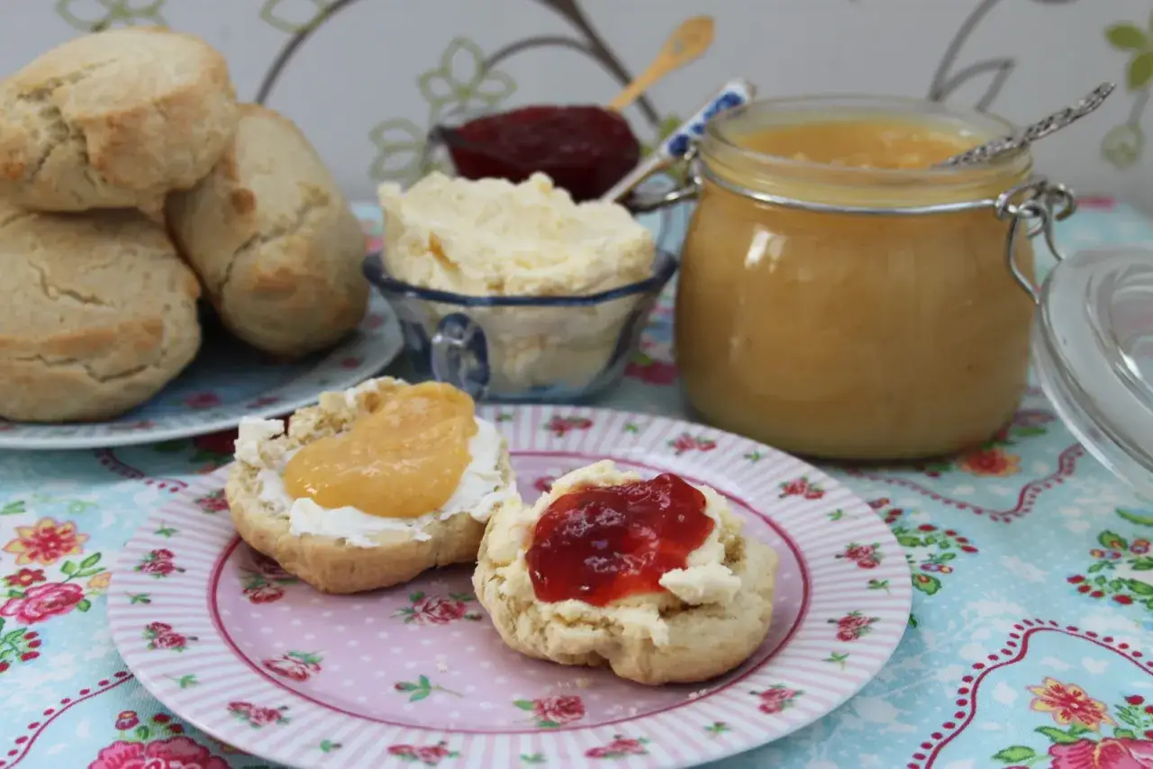 Fika med scones, grädde, sylt och en burk med härlig lemon curd.