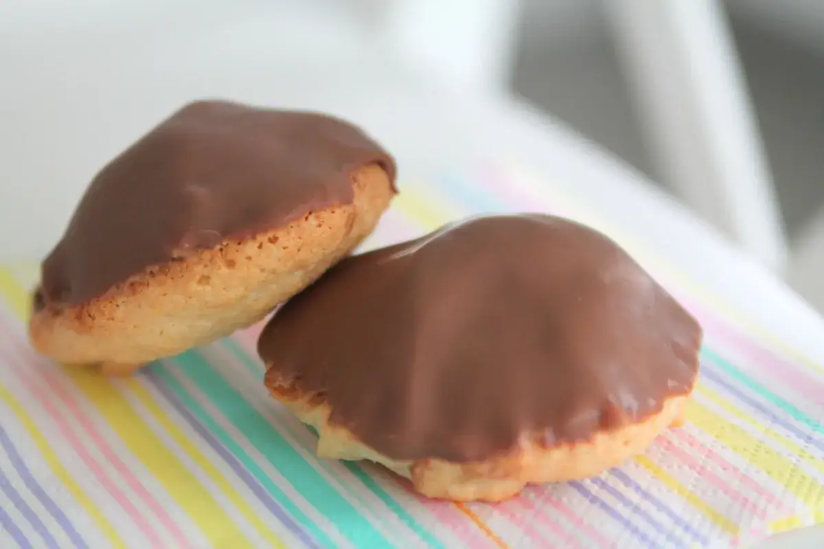 Tv&aring; choklad&ouml;verdragna biskvier p&aring; en randig servett. Perfekt f&ouml;r ett enkelt biskvier recept.