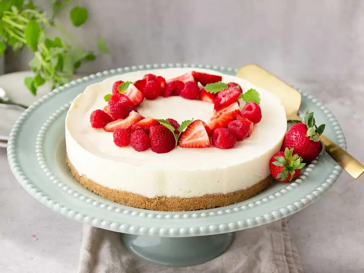 Krämig cheesecake med färska bär, perfekt för ett somrigt cheesecake recept.