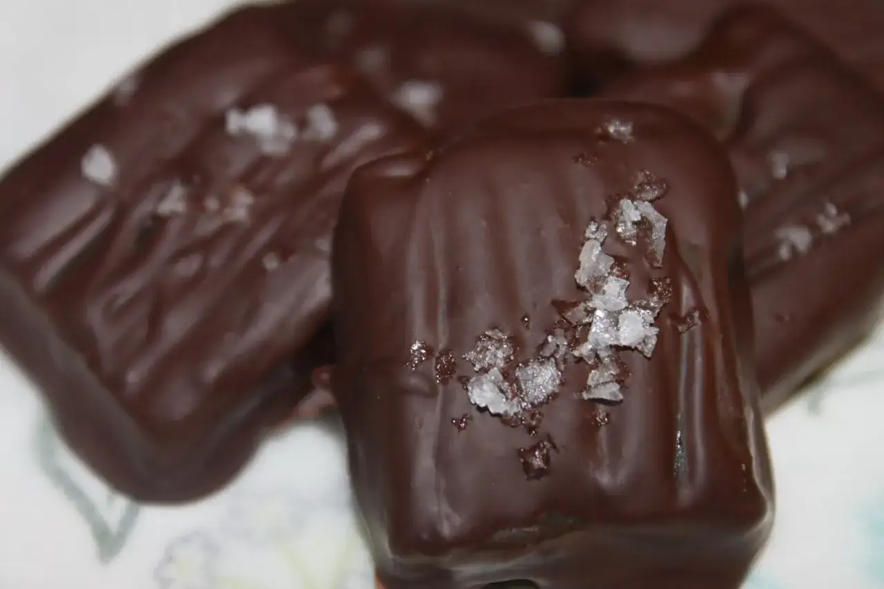 Mörka chokladbitar med flingsalt, perfekta som julgodis med en hint av lakrits.