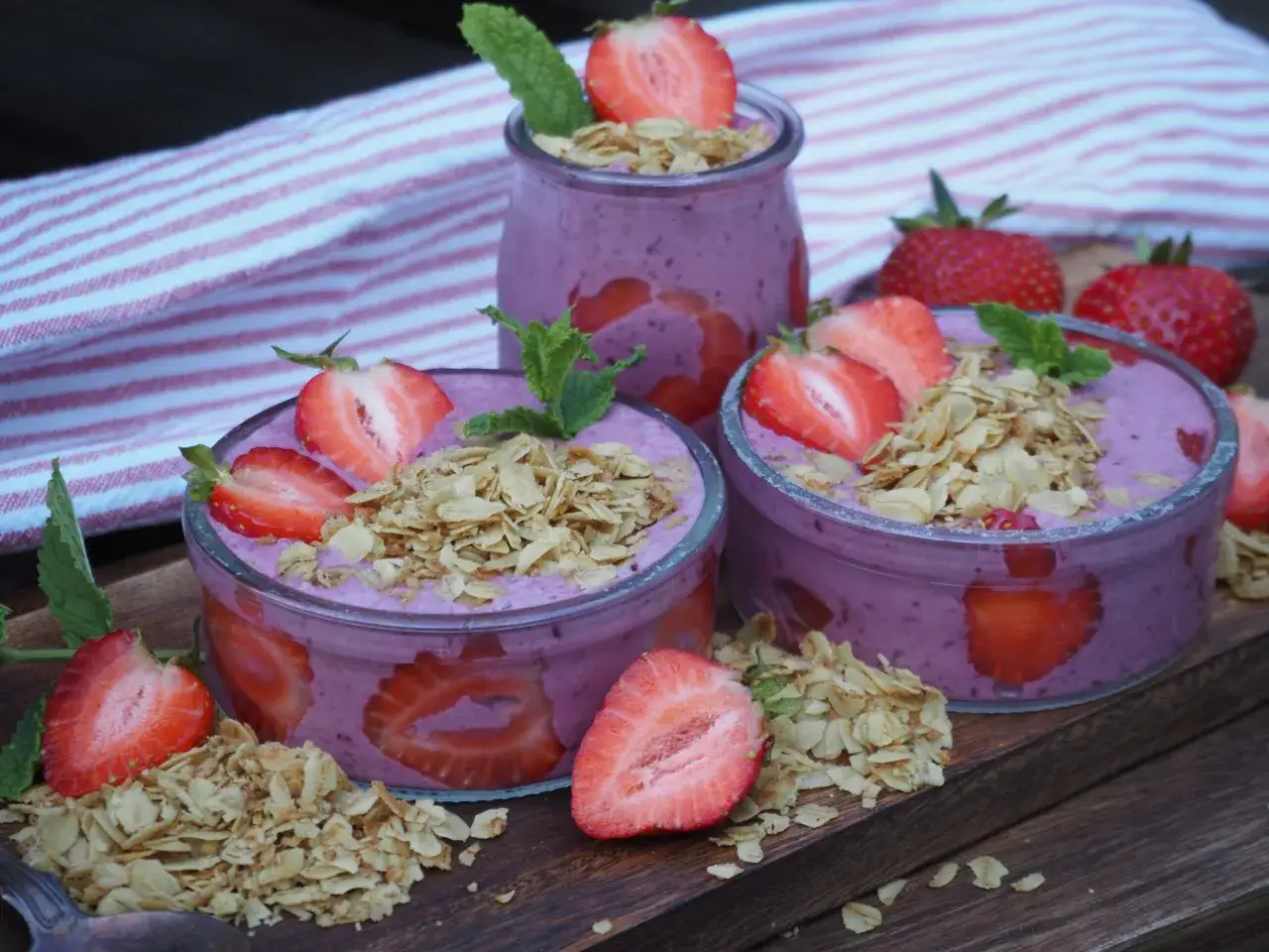 En härlig smoothie bowl med jordgubbar, granola och mynta. Perfekt för en frisk frukost eller mellanmål.