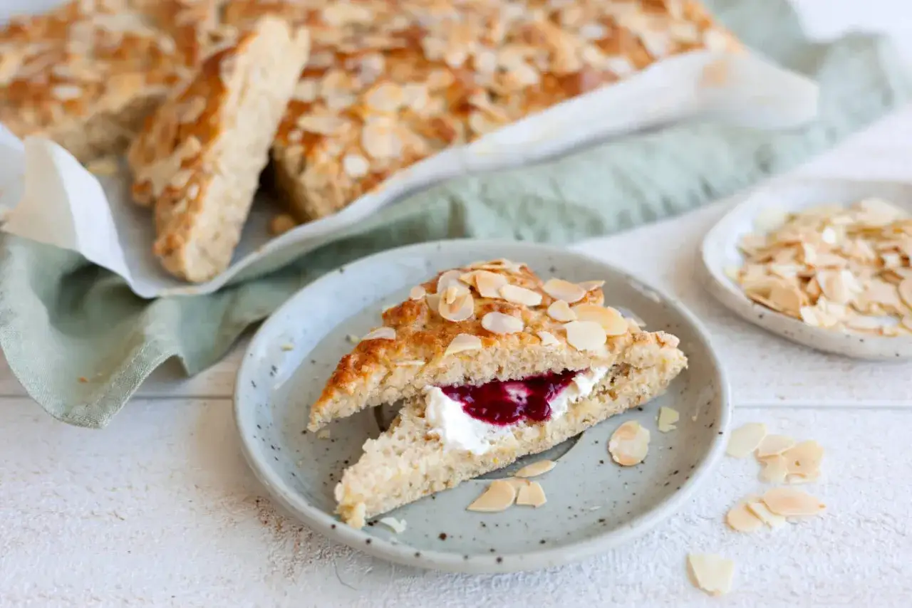 Nyttiga scones med mandelflagor, fyllda med grädde och sylt. En perfekt fika!