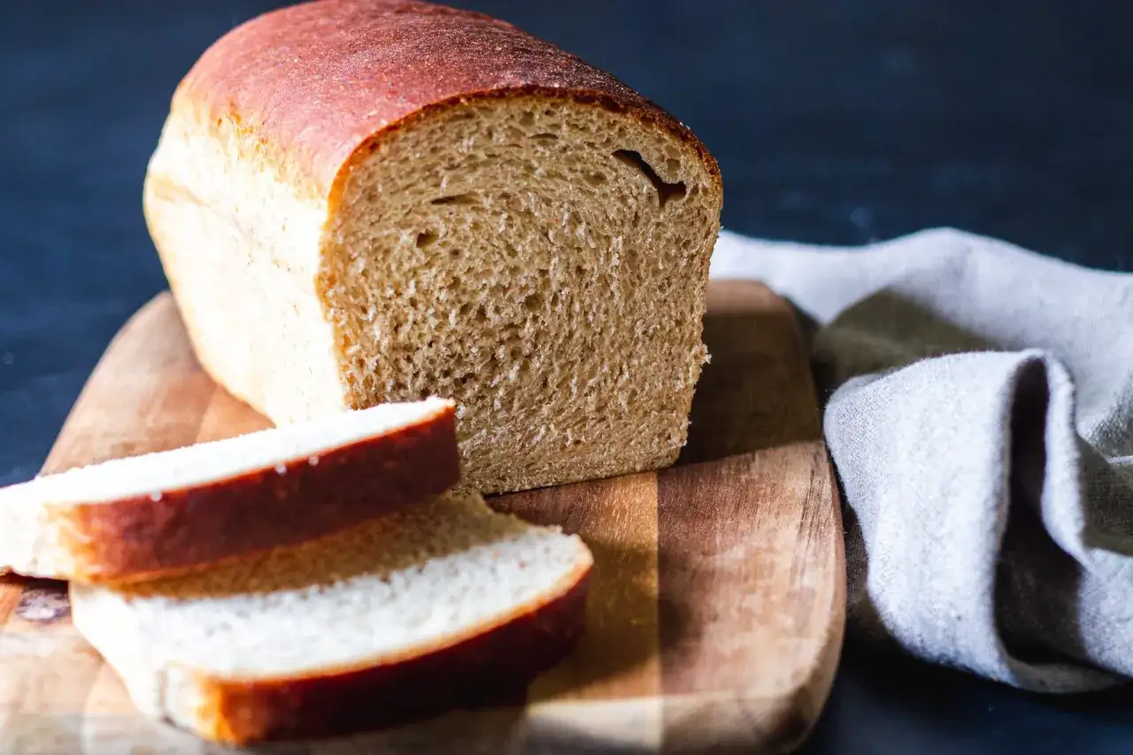 Härligt hembakat bröd, perfekt för ett gott limpa recept. Skivat och redo att avnjutas.