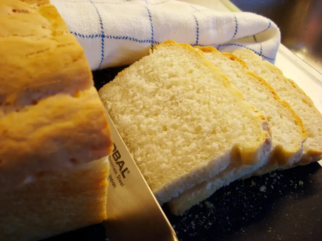 Nytt glutenfritt bröd skärs upp. Perfekt för dig som vill byta vetemjöl mot glutenfritt.