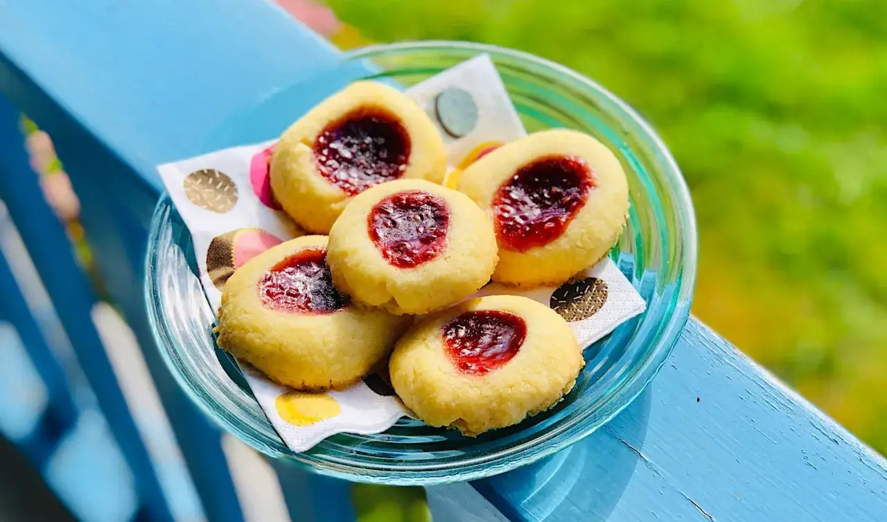 Fem syltkakor på en blå yta, perfekta för snabba kakor recept.
