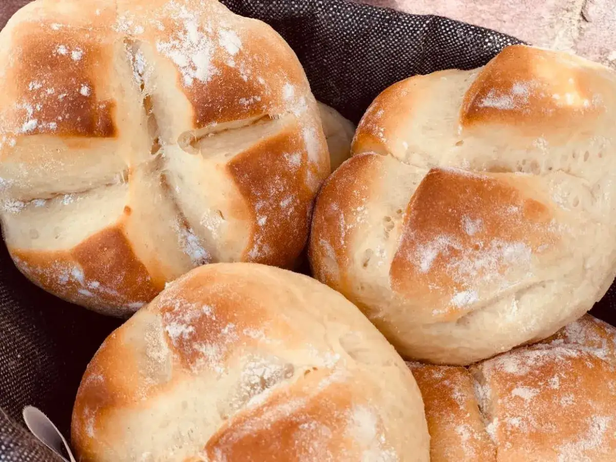 Nybakade br&ouml;d utan sm&ouml;r, perfekta att doppa i en god soppa eller &auml;ta som de &auml;r.