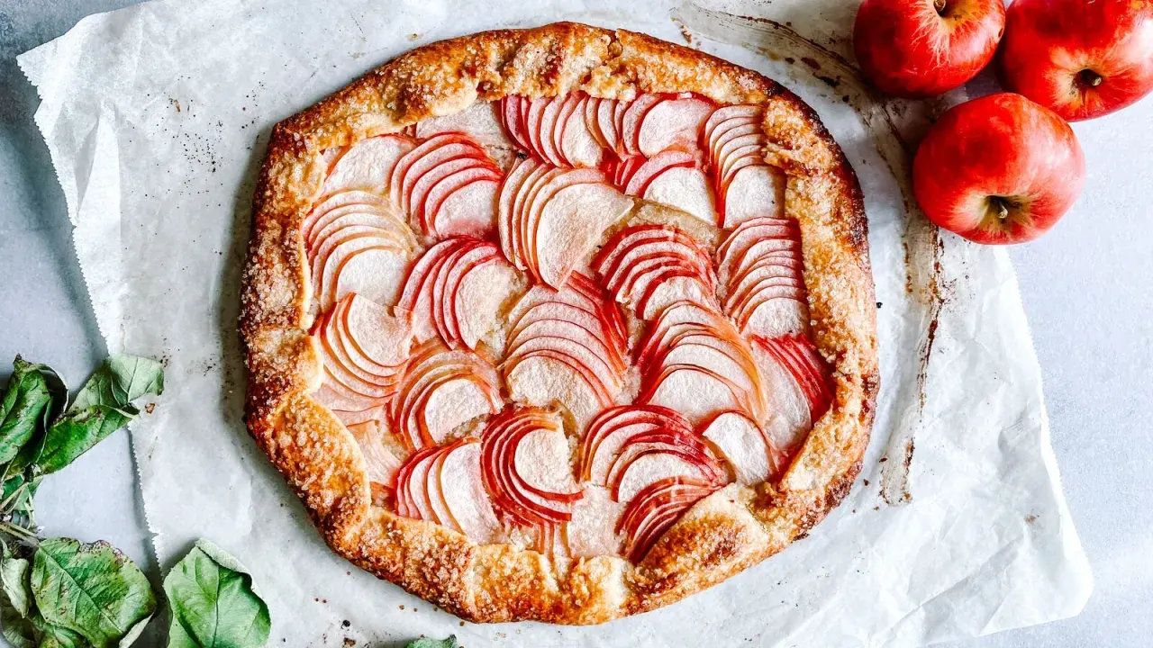 En vacker äppelgalette med tunna äppelskivor och gyllene, krispig botten. Ett perfekt recept för en härlig fika!