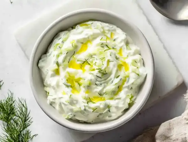 En skål med krämig grekisk yoghurt istället för creme fraiche, toppad med olivolja och dill. Perfekt som dipp eller tillbehör.