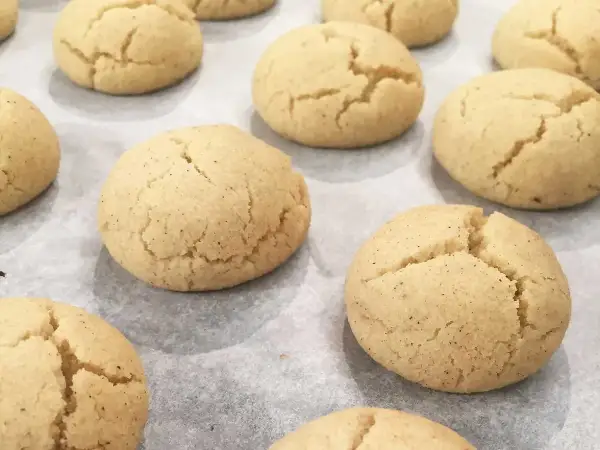 Nybakade småkakor med sprickor på ytan, kanske bakade med hjorthornssalt för extra fluffighet.