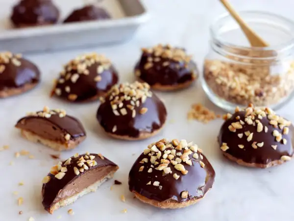 Chokladiga biskvier med nötter, redo att avnjutas. Ett härligt biskvier recept för fika.