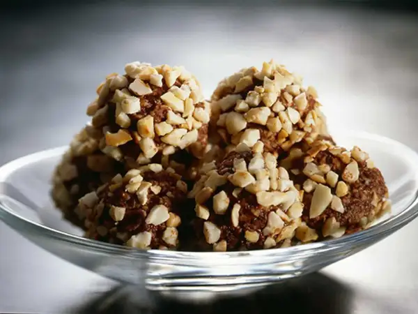Chokladbollar rullade i hackade nötter, ett enkelt och gott havrebollar recept.