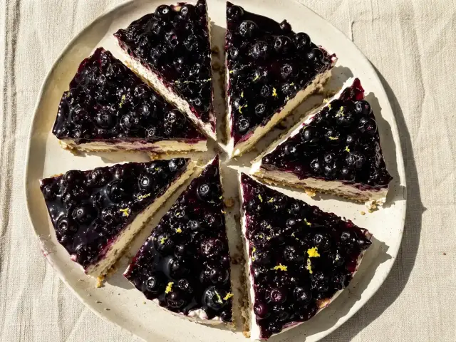 En krämig oreo cheesecake med blåbärstopping och citronskal. Perfekt för fikat!